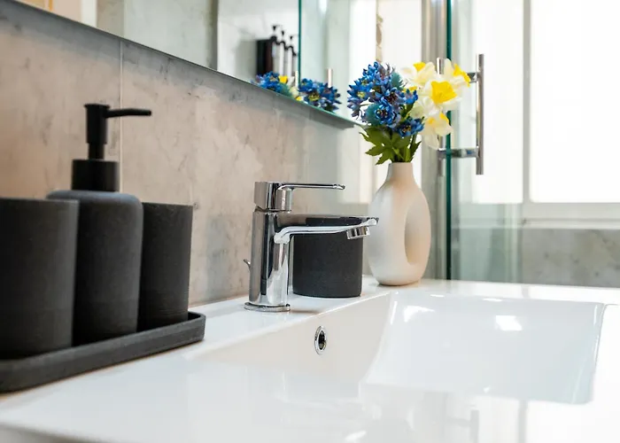 Flowers' Circle Of Piazza Di Spagna * Roma